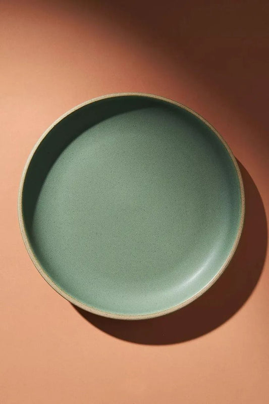 Minimalistisk keramikassiett